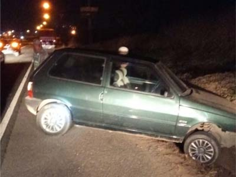 Motorista de Fiat Uno ferido ao colidir em caminhão na PR-423