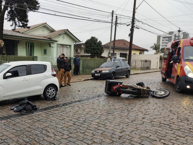 Motociclista ferido em colisão entre carro e moto na Dom Pedro II