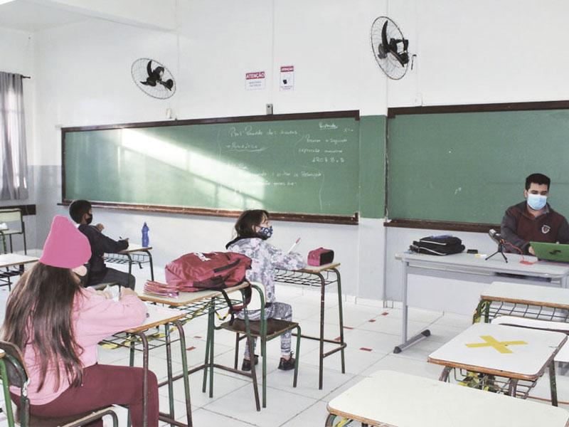 Nova resolução estadual permitirá mais alunos por sala de aula