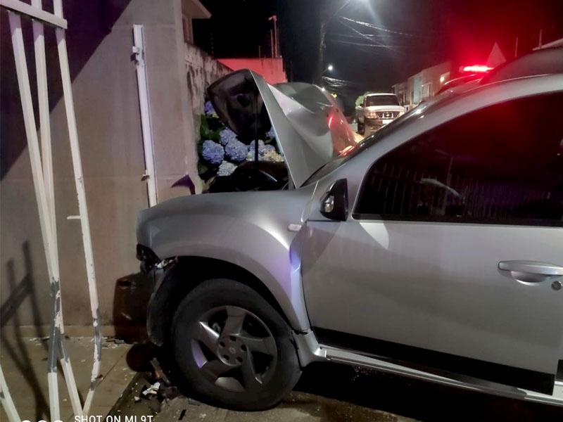 Veículo colide em muro na Vila Bancária e condutor é hospitalizado pelo SIATE