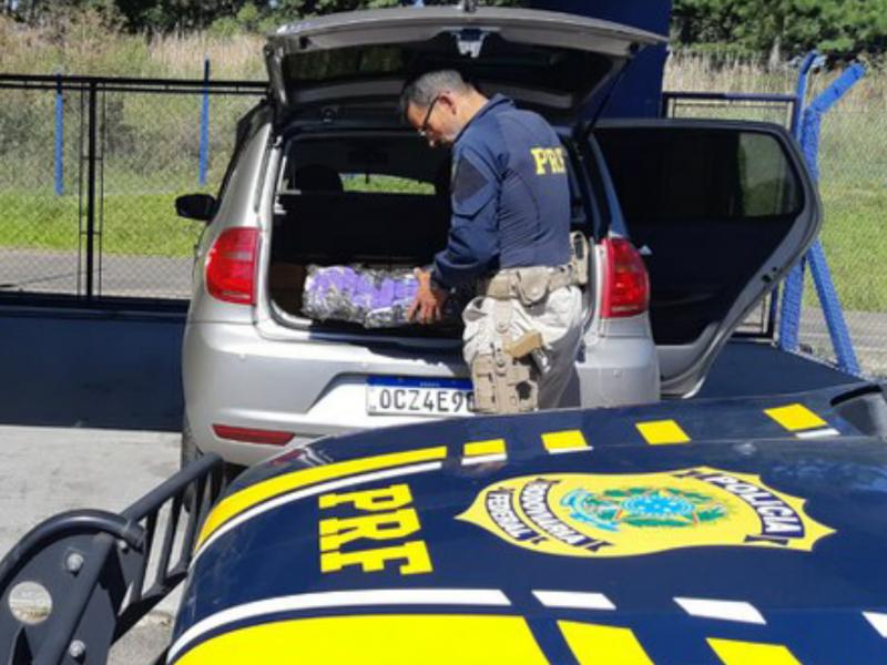 PRF prende jovem com carro roubado e 239 quilos de maconha