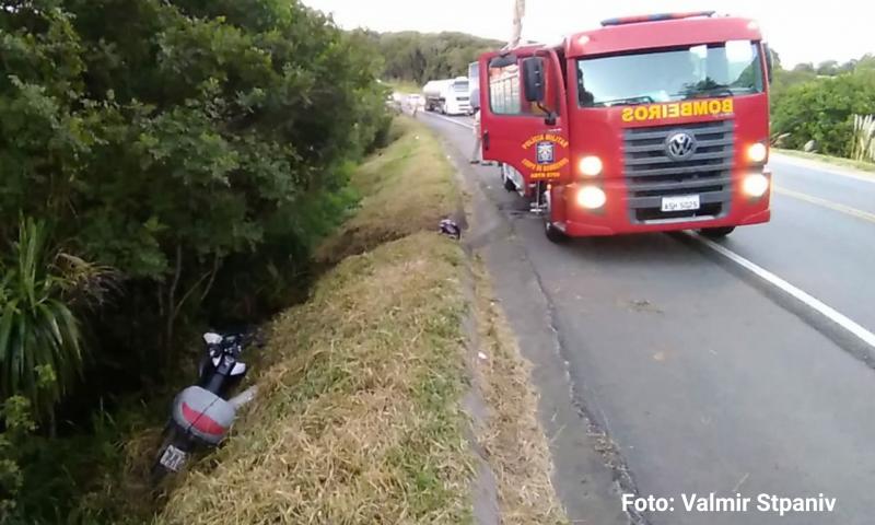 Motociclista cai em barranco na 423 e é socorrido pelo SIATE