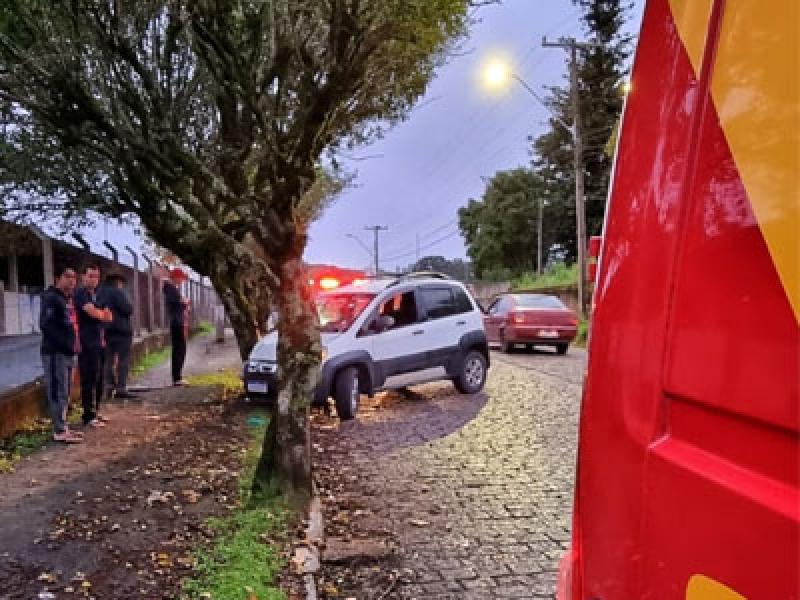 Motorista ferido em colisão contra árvore no Botiatuva