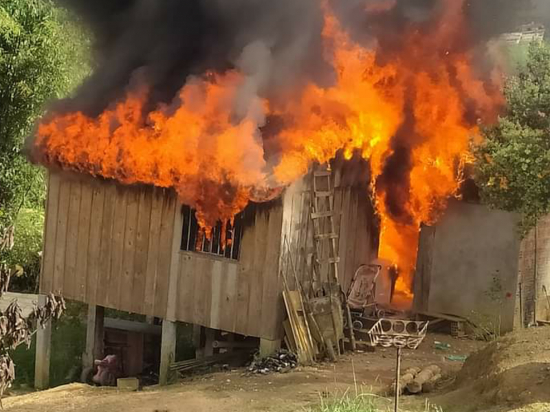 Bombeiros combatem as chamas mas residência é consumida pelo fogo