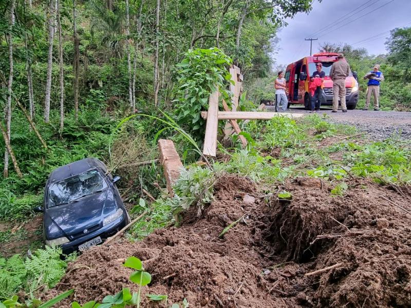 Veículo desgovernado sai da pista e cai às margens da Estrada do Cerne