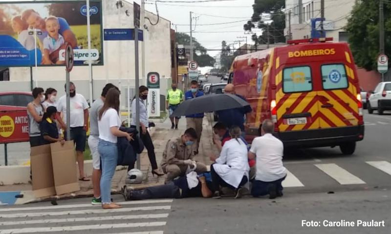 Colisão entre moto e uma D20 deixa motociclista ferido