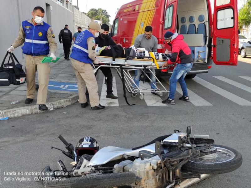 Jovem socorrido pelo SIATE após colisão na Arlindo Chemin com a Osvaldo Cruz