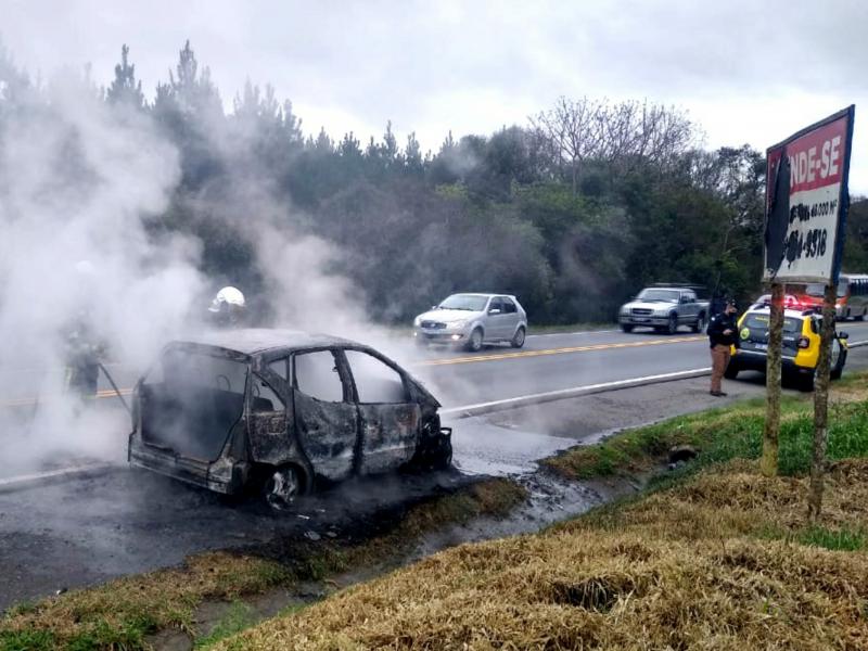 Veículo consumido pelo fogo na PR-423