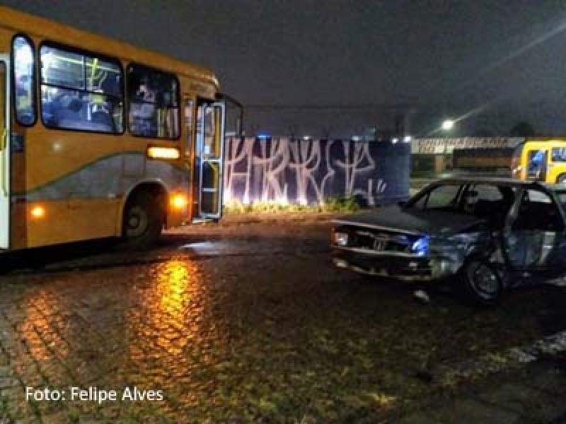 Colisão entre carro e ônibus deixa jovem ferido na Vila Otto