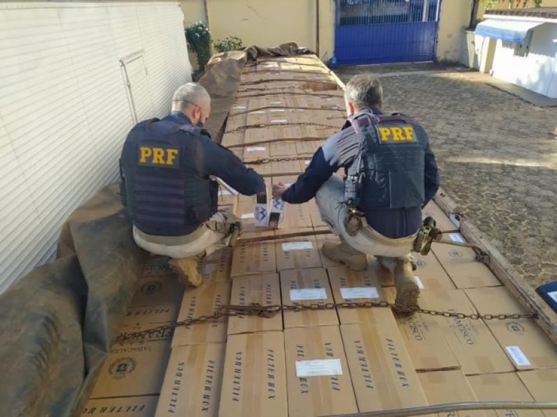 PRF apreende 144 quilos de maconha e 800 mil maços de cigarros no Paraná