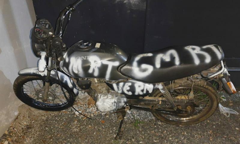 Moto furtada encontrada abandonada e pichada com ofensas à GM no Meliane