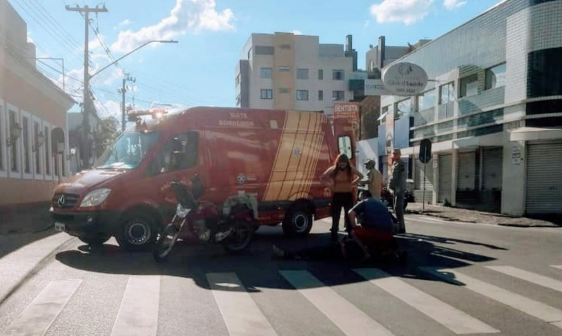 Motociclista ferida em colisão na Avenida Centenário