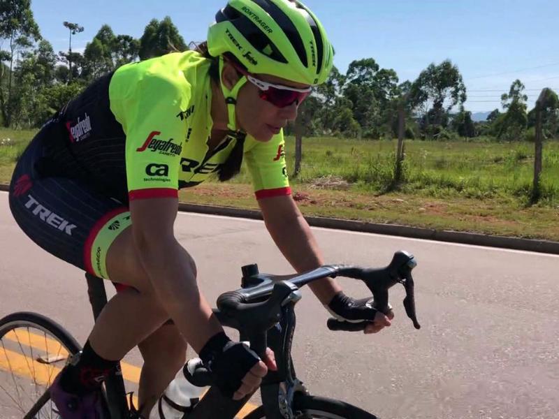 Pedalar nas rodovias exige experiência e motoristas precisam respeitar o espaço do ciclista