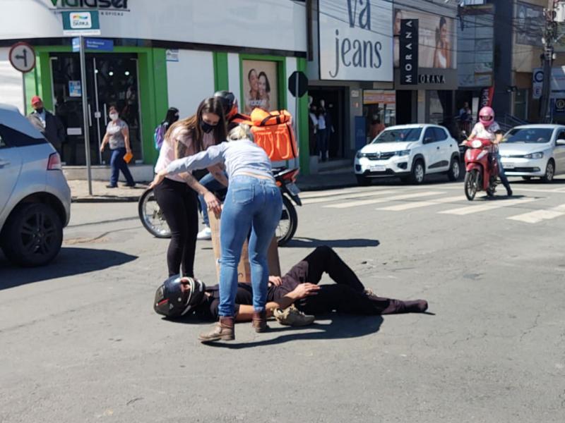 Motociclista ferido em acidente na esquina da Praça Getúlio Vargas