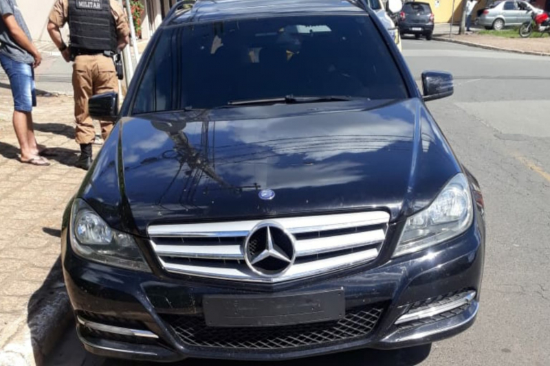 Mercedes sem placa frontal é apreendida pela PM em Balsa Nova na última quarta-feira (31)