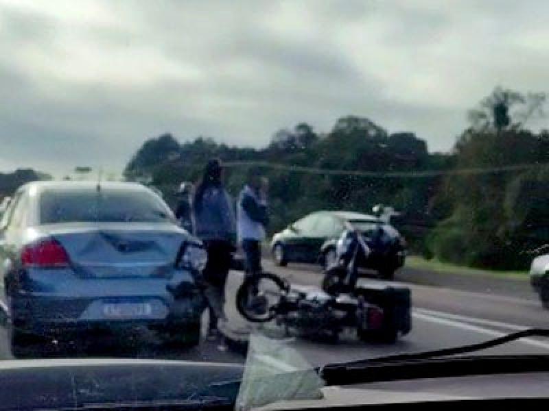 Motociclista gravemente ferido em colisão no Km 104