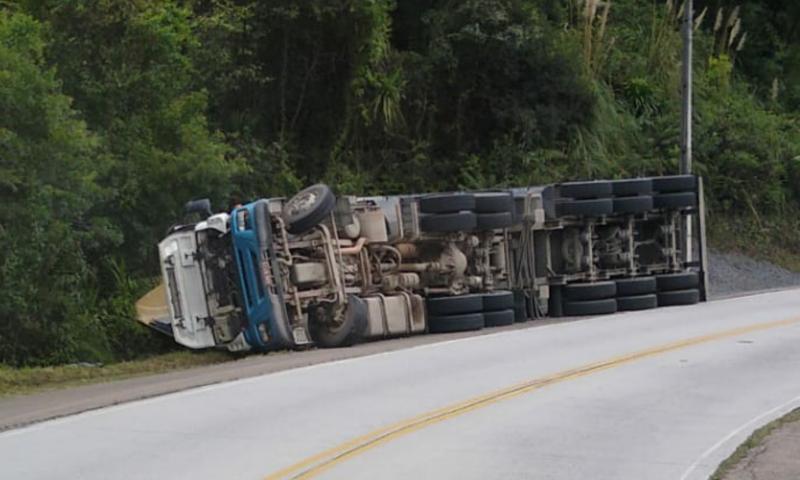 Motorista ferido em tombamento de carreta na Estrada da Itambé