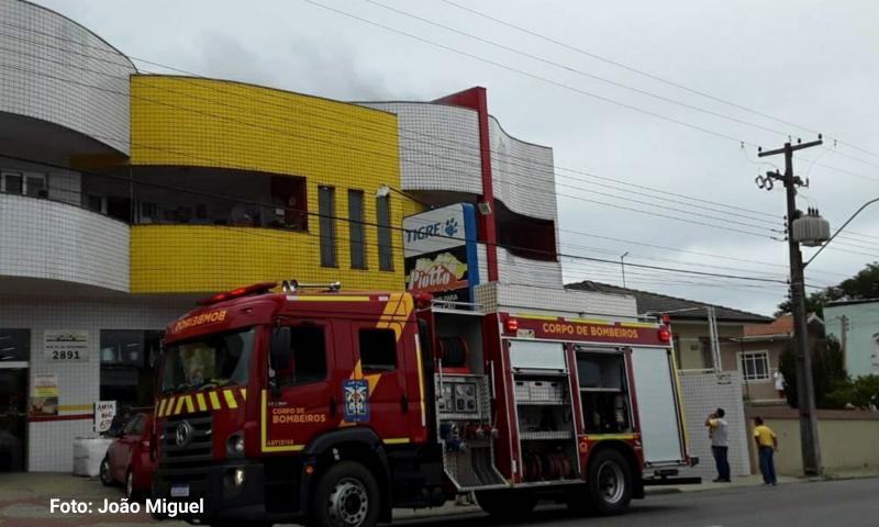 Bombeiros acionados para combater incêndio em apartamento na XV