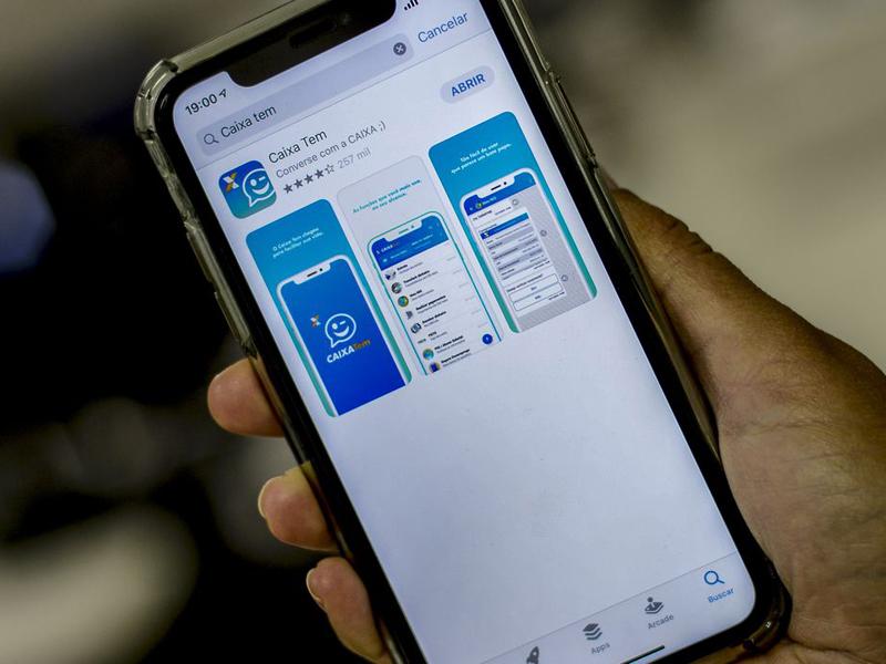 Caixa oferece crédito de R$ 300 a R$ 1 mil pelo celular