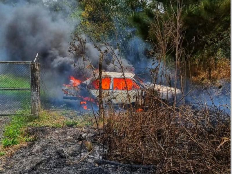 Fogo no mato atinge e destrói carro que estava numa propriedade