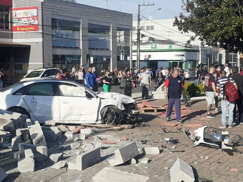 Veículo conduzido por um menor de idade causa estragos na Praça do Museu