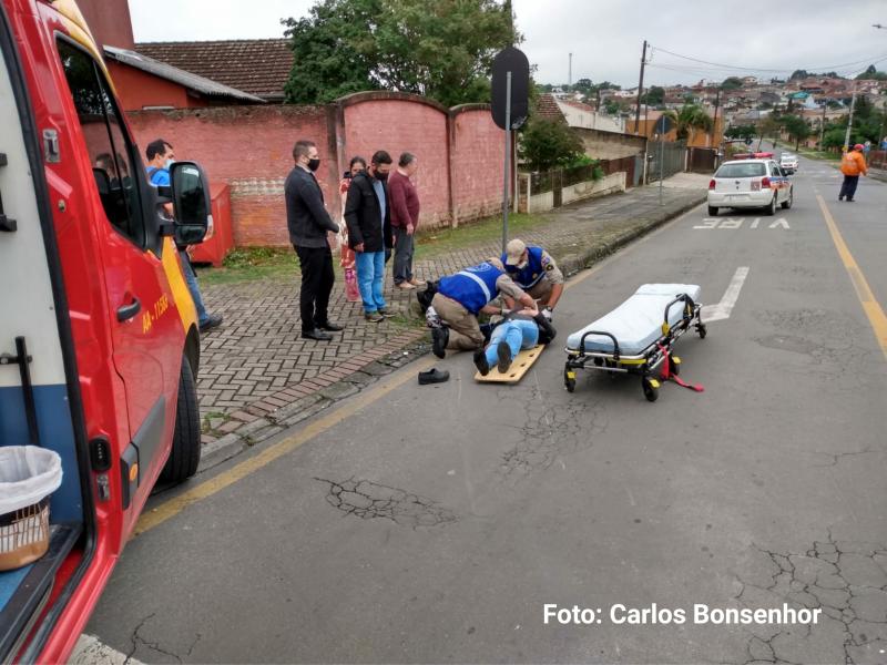 Colisão entre carro e moto na Quintino Bocaiúva deixa mulher ferida