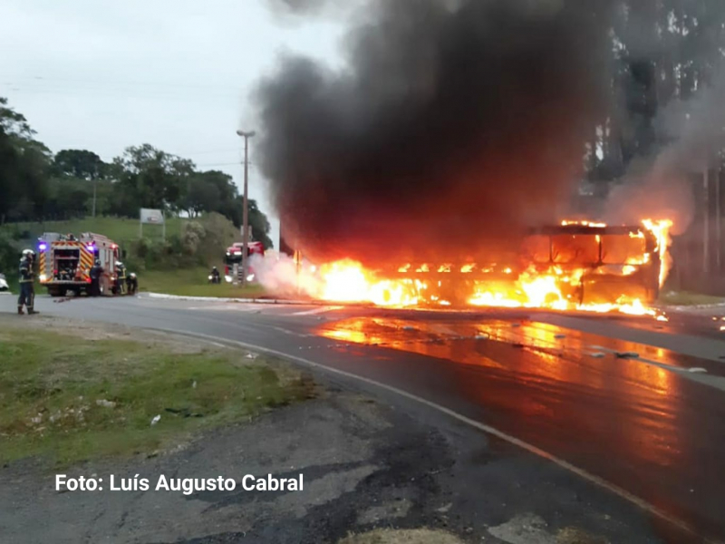 Grave acidente envolvendo um táxi, caminhão e ônibus no Trevo da Morte