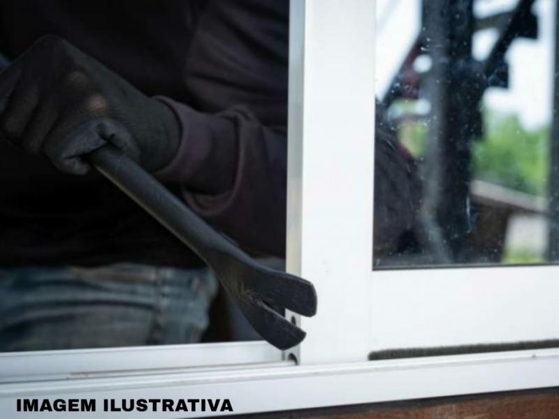 Marginal invade residência e comete roubo depois de render uma moça no Jardim Social