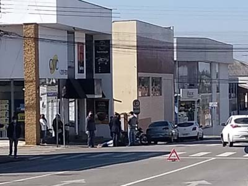 Garupa de moto é socorrida pelo SIATE após acidente na Centenário