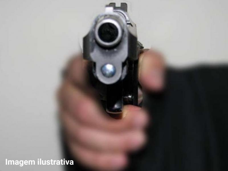 Homem fica ferido por disparo de arma de fogo em roubo a posto de combustíveis