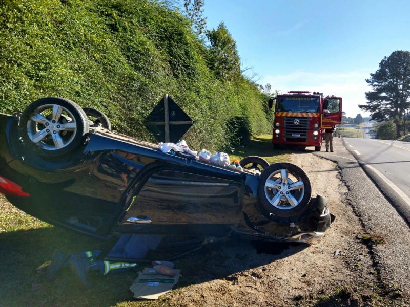 Veloster tomba às margens da Estrada de Balsa Nova