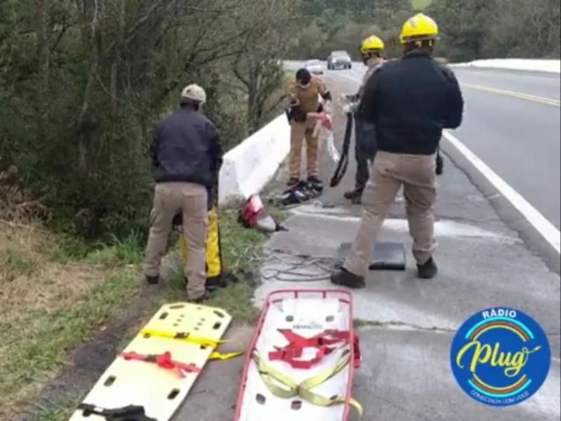 Bombeiros e SAMU socorrem mulher nua em estado grave no Rio Verde