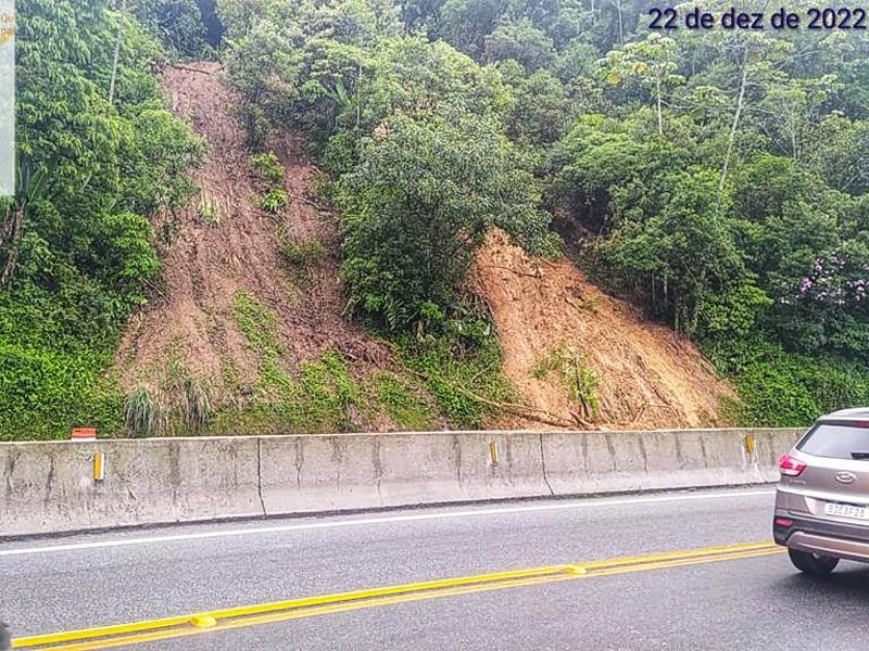 Após novas chuvas, BR-277 volta a ter pista simples; liberação no km 39 pode ocorrer nesta quinta