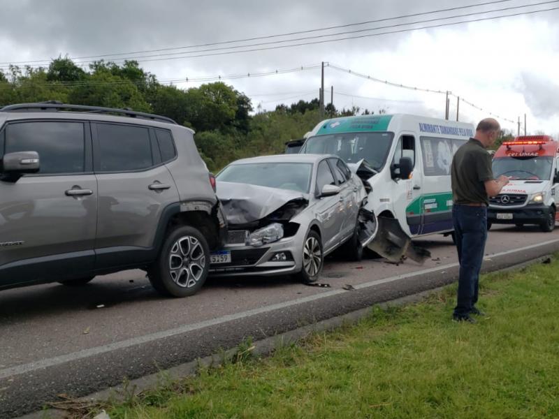 Engavetamento no Km 108 deixa seis vítimas com ferimentos leves