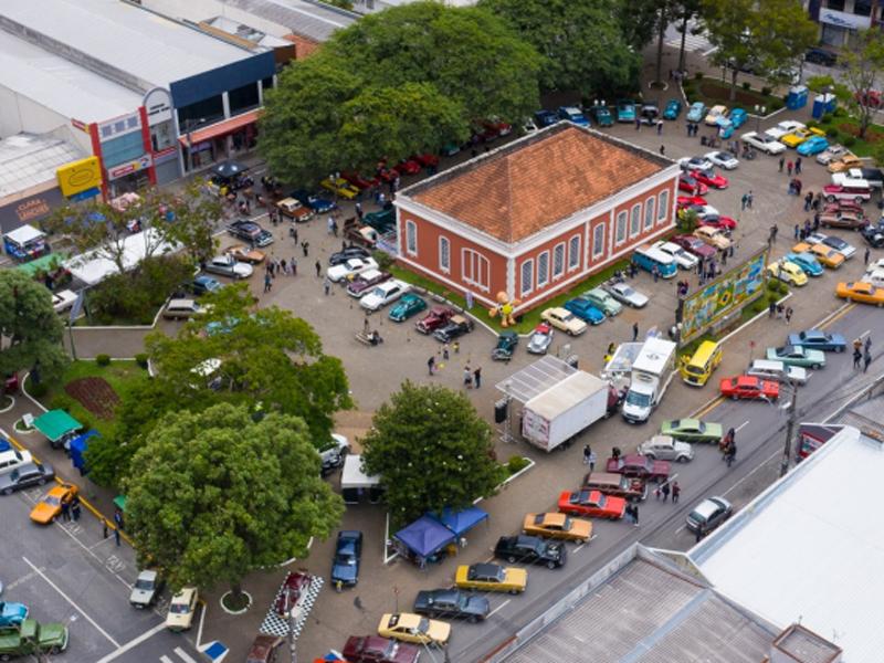 Praça do Museu recebe tradicional exposição de veículos antigos em 20 de novembro