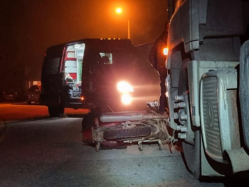 Acidente entre moto e caminhão na Estrada da Itambé deixa casal motociclista ferido