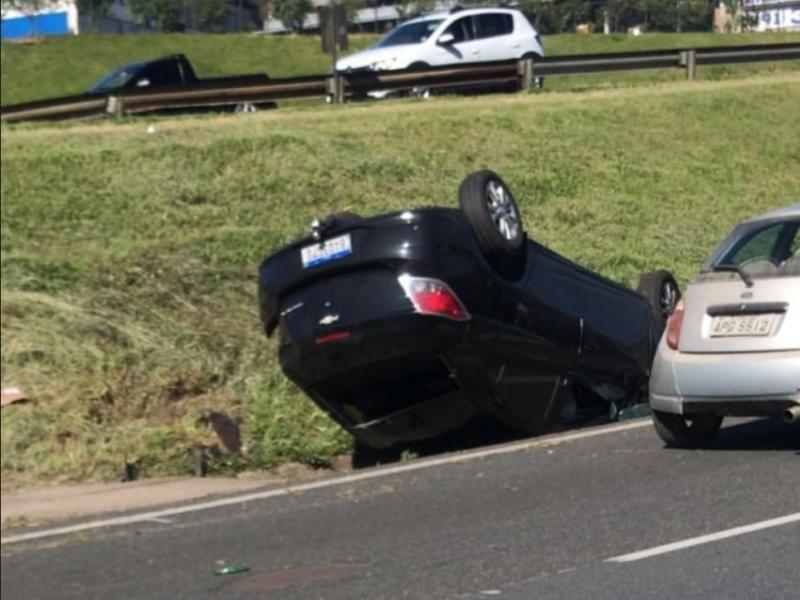 Capotamento no Km 106 em Campo Largo deixa mulher ferida