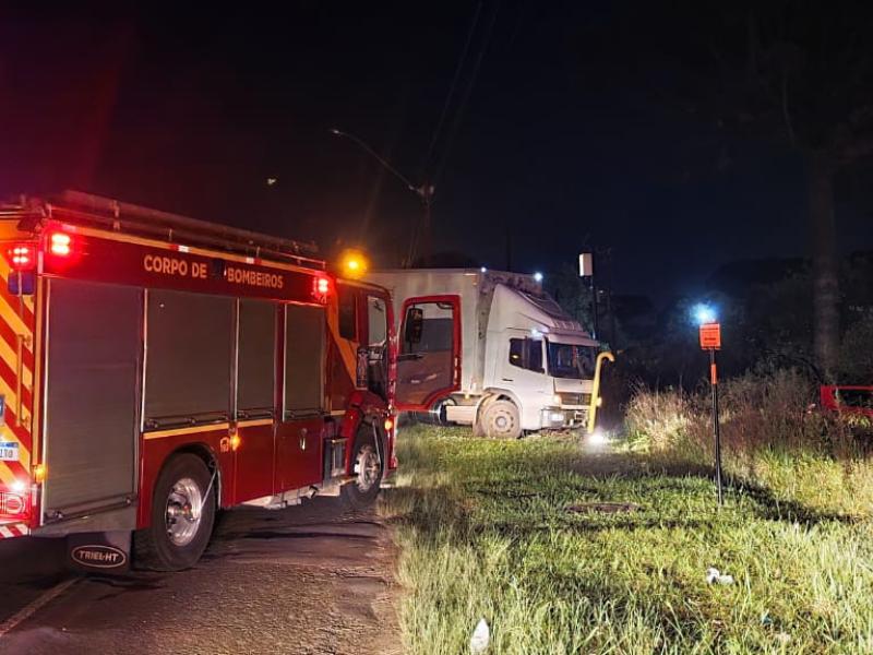 Grave acidente com quatro vítimas entre caminhão e carro na PR-423 em Campo Largo 