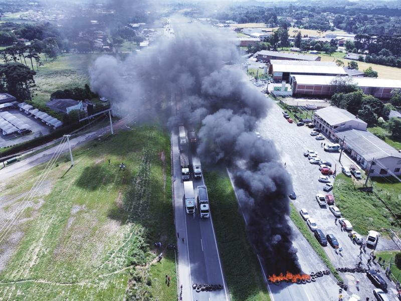 Movimento pró-Bolsonaro faz 3 dias de protesto na 277 