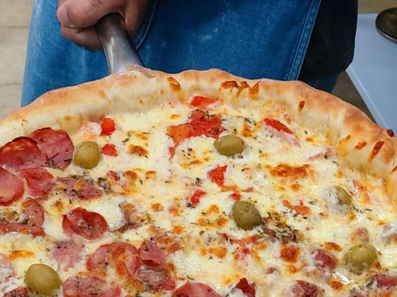 Pizzas artesanais e até espessura você pode escolher