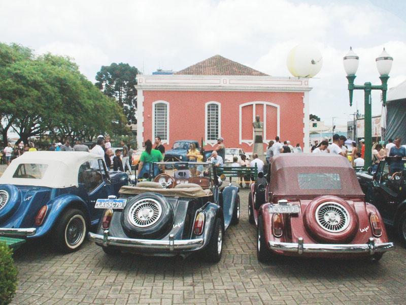 Cerca de três mil pessoas visitaram a 15ª exposição de veículos antigos e especiais de Campo Largo