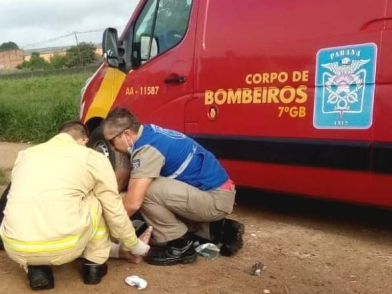 Condutor de motocicleta socorrido pela equipe do Siate após queda no Ferrari 