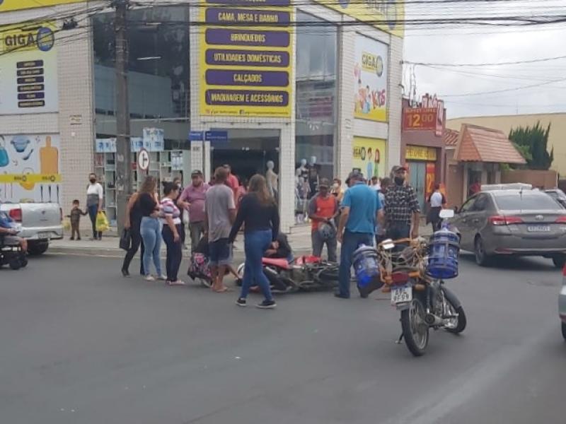 Motociclista ferida em colisão na Marechal Deodoro é socorrida pelo SIATE