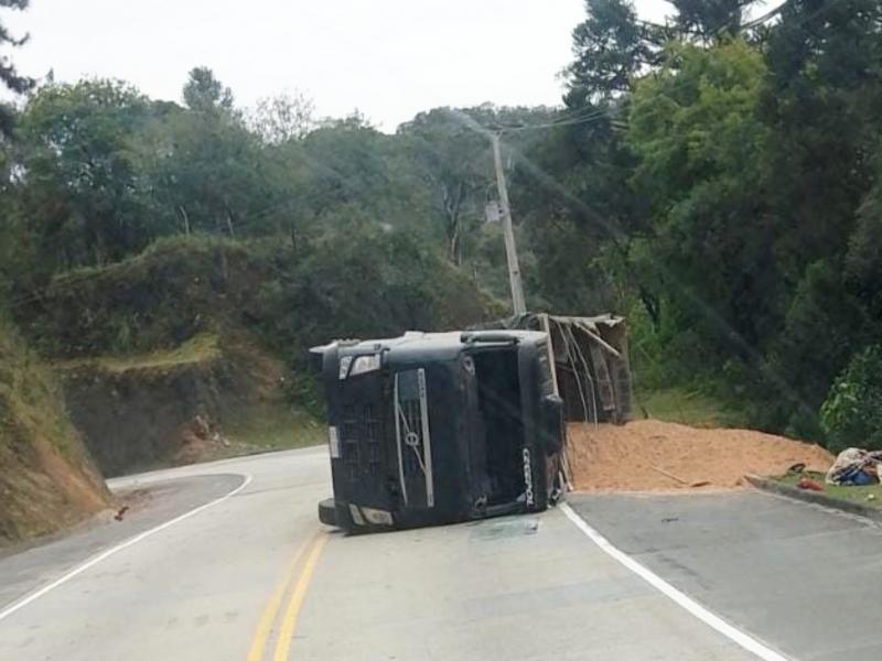 Caminhão tomba na Estrada da Jazida e motorista é socorrido pela equipe do SIATE 