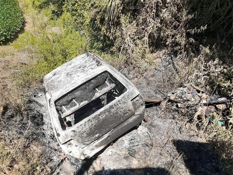 Fiat Uno com alerta de furto é encontrado carbonizado em Balsa Nova