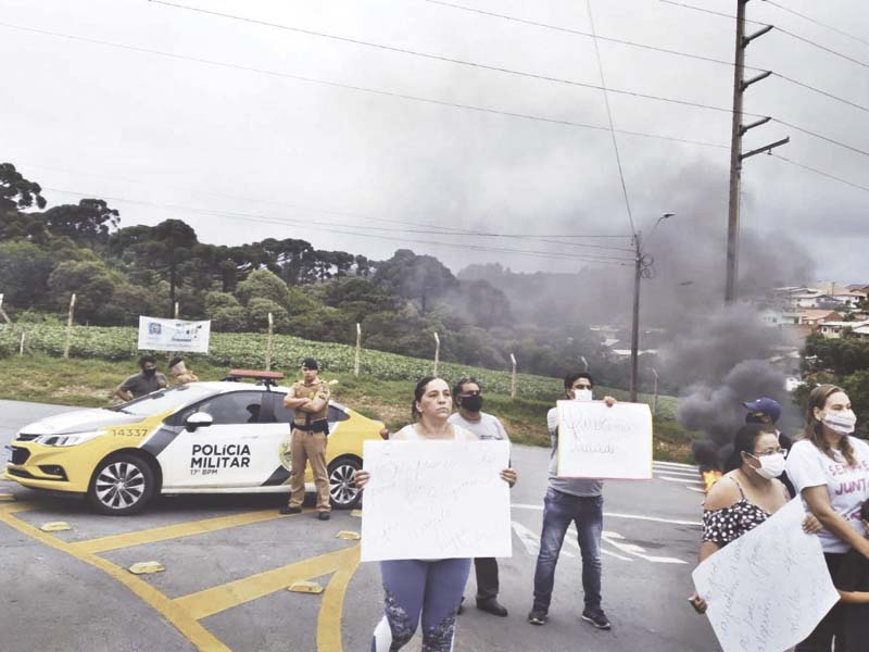 Comunidade protesta pelo fechamento de colégio e mais saúde no Jardim Social