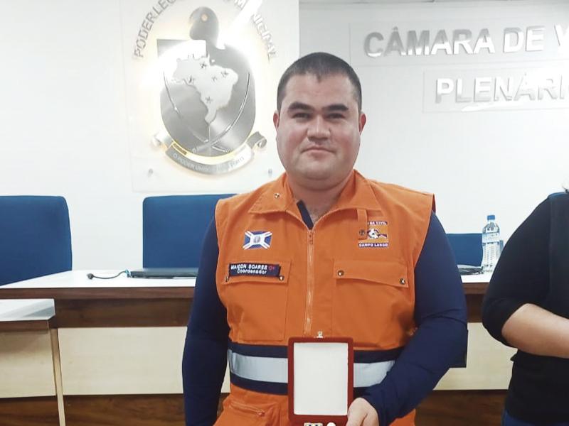 Diretor da Defesa Civil de Campo  Largo recebe medalha de honra