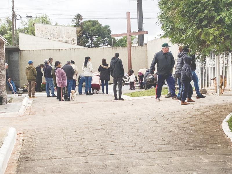 Milhares de campo-larguenses comparecem aos cemitérios no Dia de Finados