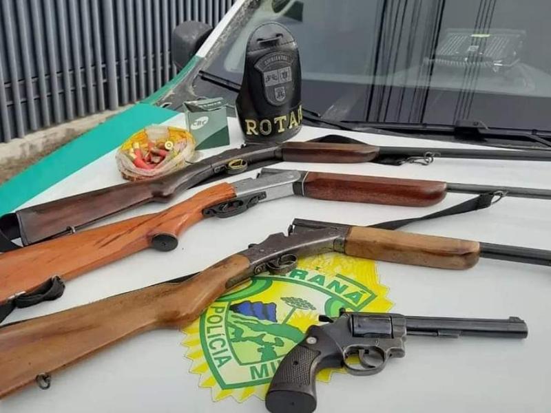 Armas apreendidas e um homem preso pela Polícia Ambiental no interior do município de Campo Largo 