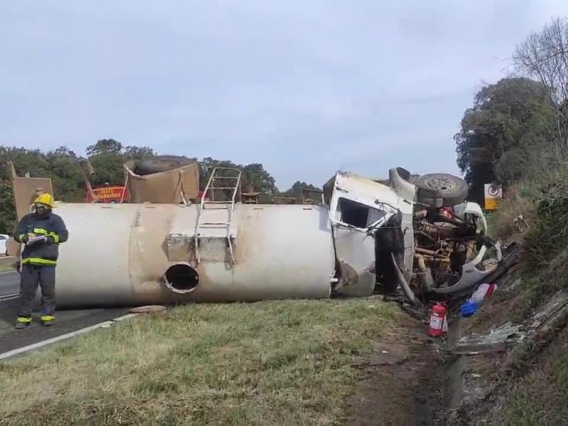 Tombamento de caminhão pipa na BR-277 em Campo Largo deixa motorista ferido